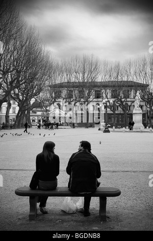 Un couple bénéficie d'un début de printemps à Piazza Napoleone (Piazza Grande) dans la région de Lucca, Toscane, Italie. Banque D'Images