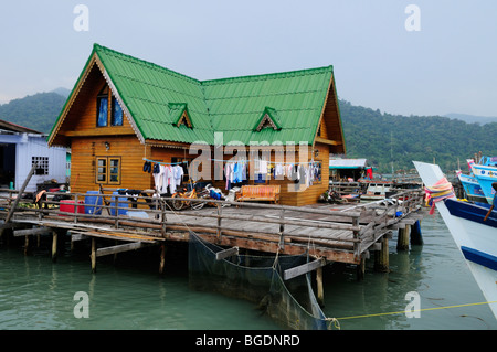 La province de Trat, Thaïlande, Koh Chang, une maison sur pilotis dans la mer, dans le village de pêcheurs de Bang Bao Banque D'Images