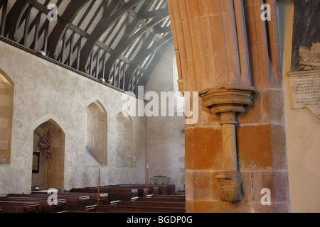 Les rayons de lumière qui ornent délicatement l'extrémité ouest de St Mary's nef, donnant un sentiment de chaleur et de confort. Banque D'Images