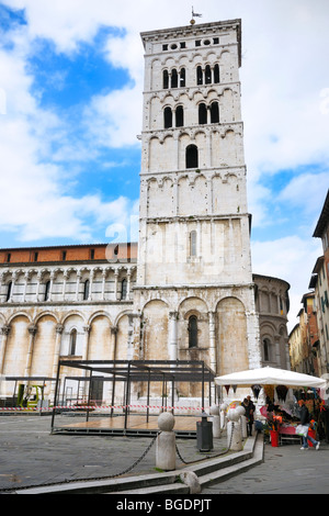 Le clocher de la basilique catholique romaine San Michele in Foro dans la ville de Lucca, Toscane, Italie. Banque D'Images