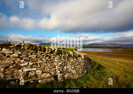 Hébrides intérieures Ecosse Ile de Skye Broadford cimetière en Breakish inférieur à l'égard Scalpay Crianlarich loin. Banque D'Images