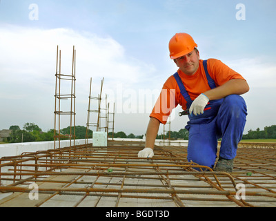 Portrait de bar bender sur l'armature en acier dalle Banque D'Images