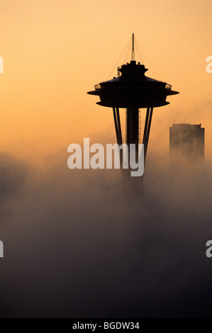 Le centre-ville de Seattle est dans le brouillard avec Space Needle et une tour Banque D'Images