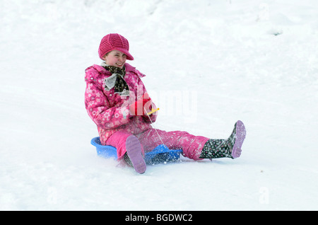 La luge et les enfants jouer dans la neige en Ecosse. Banque D'Images
