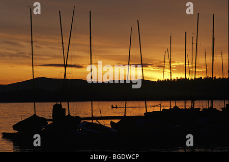 Le lever du soleil sur le lac Washington avec des cascades et de la marina, avec des nuages et la silhouette des hommes en petit bateau Banque D'Images