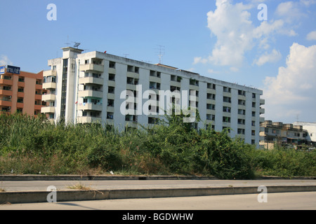 Bloc d'appartement dans la banlieue de Bangkok, Thaïlande. Banque D'Images