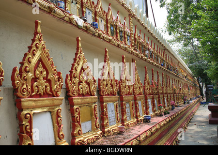 Mur commémoratif bouddhique dans Wat Seekan à Bangkok, Thaïlande. Banque D'Images