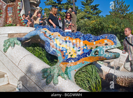 Espagne : Antoni Gaudi, le mosaic fontaine dragon à l'entrée du Parc Guell à Barcelone Banque D'Images