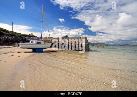 Bateau à voile sur la plage de Carna près de Roundstone, Connemara, Irlande Banque D'Images