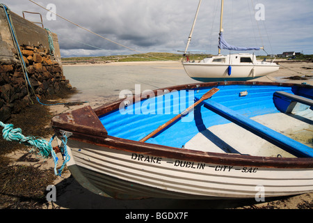 Bateau de pêche et bateau à voile sur la plage de Carna près de Roundstone, Connemara, Irlande Banque D'Images