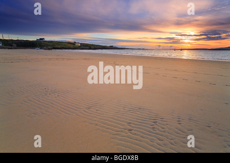 Coucher du soleil sur la plage à marée basse à Carna, Connemara, Irlande Banque D'Images