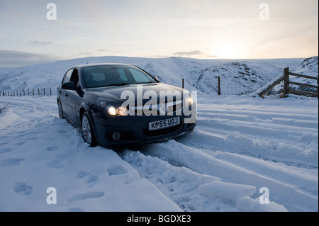 Voiture de famille coincé dans la neige profonde pendant le BIg Freeze, Jan 2010. Banque D'Images