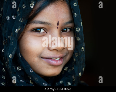 Smiling happy Indian girl le port d'un châle noir. L'Andhra Pradesh, Inde Banque D'Images