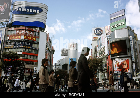 Les gens traversent ce qui serait le plus fréquenté du monde passage scramble in central Tokyo's Shibuya au Japon. Banque D'Images