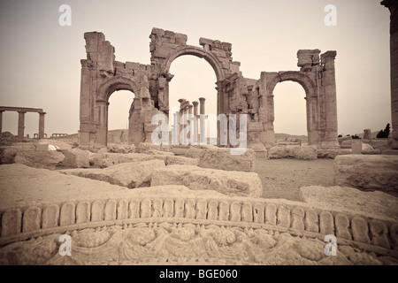 La Syrie, Palmyre ruines (UNESCO Site), Grande Colonnade et arc monumental Banque D'Images