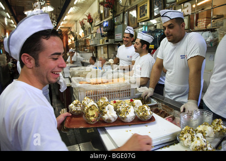 Syrie, Damas, Vieille Ville, le Souk al-Hamidiyya, Bekdach Crème glacée boutique historique Banque D'Images