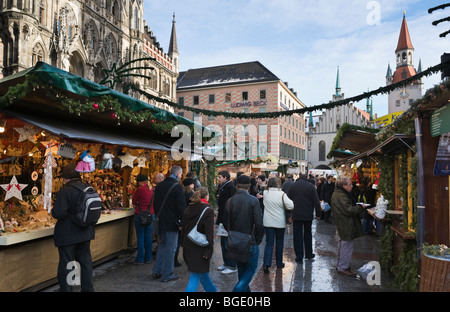 Marché de Noël à Marienplatz avec le nouvel hôtel de ville à gauche et l'Ancien hôtel de ville derrière, Munich, Allemagne Banque D'Images