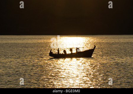 Voile au coucher du soleil, à la plage de Ngapali, Birmanie, Myanmar, Thandwe Banque D'Images