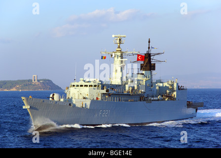 La frégate de la marine militaire navire F221 Regele Ferdinand en mer dans le détroit des Dardanelles passant entre Gallipoli Anzac memorial & côte à côte de l'Asie Banque D'Images