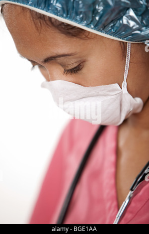 Belle asiatique des années 30 femme médecin nurse wearing masque Banque D'Images