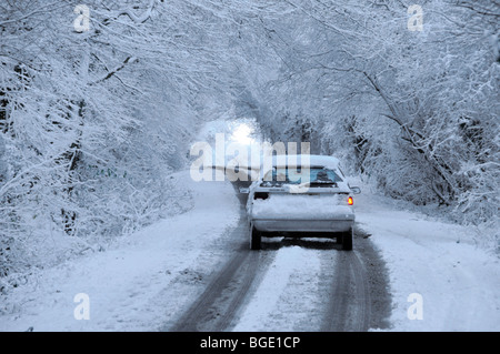 Location de voiture sur la neige a couvert country lane Banque D'Images