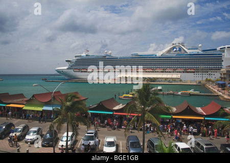 Royal Caribbean Caribbean Princess bateau de croisière au port de Oranjestad Aruba Banque D'Images