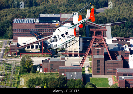 Hélicoptère de police Type BK 117 de la police NRW une opération vol. L'Allemagne, de l'Europe Banque D'Images