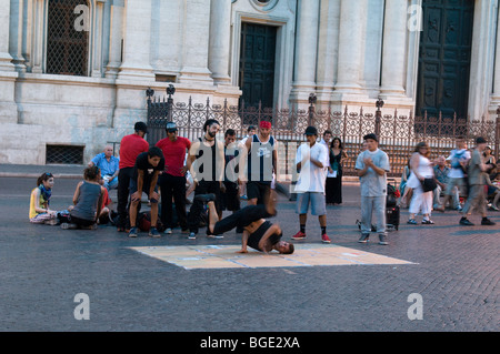 Street dancers en donnant un spectacle à la place Navone à Rome Banque D'Images