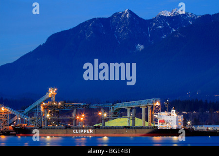 Les montagnes du North Shore et port de chargement de soufre au crépuscule-Vancouver, Colombie-Britannique, Canada. Banque D'Images