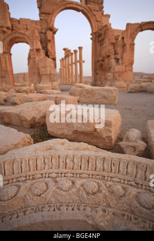 La Syrie, Palmyre ruines (UNESCO Site), Grande Colonnade et arc monumental Banque D'Images