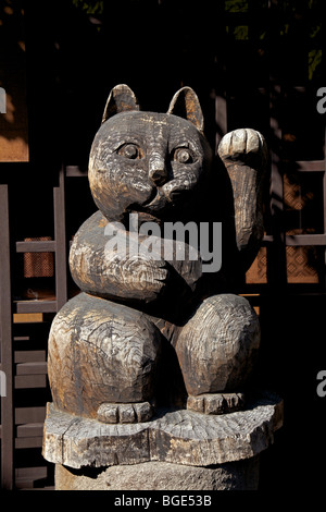 Maneki Neko chat signe se félicite de clients d'un restaurant dans le vieux quartier Sanmachi de Takayama City, préfecture de Gifu, Japon Banque D'Images