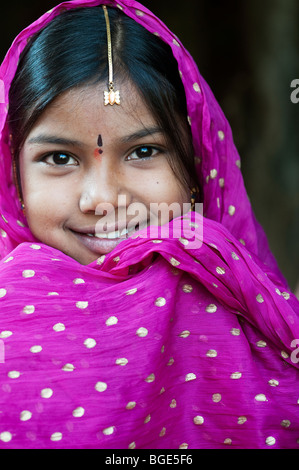 Smiling happy Indian girl portant un châle noir Banque D'Images