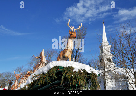 Rudolph the Red Nosed Reindeer Christmas afficher en plein air avec la neige et le clocher de l'église Banque D'Images