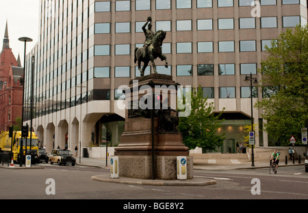 Cette belle statue en bronze du Prince Albert à Holborn Circus a été dévoilé en 1874. La statue a été sculptée par Charles Bacon. Banque D'Images