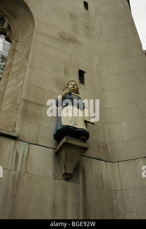 Jeune fille debout sur un corbel au St Andrew's Church à Holborn, indiquant le lien avec l'enfant trouvé Thomas Coram Hospital. Banque D'Images