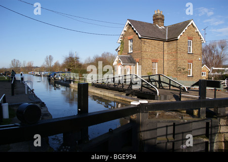 Stanstead, cottage et pont tournant, rivière Lea navigation, Ware, Hertfordshire, Angleterre Banque D'Images