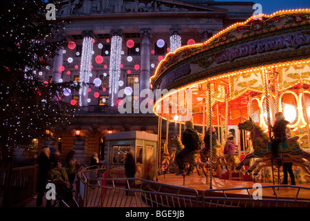 Enfants Le carrousel en face de la chambre du conseil à Noël. Nottingham, Angleterre. Banque D'Images