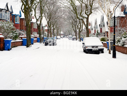 Neige de l'hiver sur une rue de ville typique à Manchester, Angleterre, RU Banque D'Images