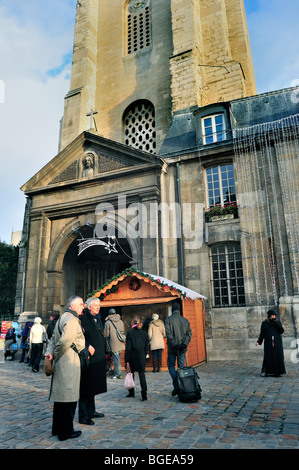 Paris, France, vieux touristes de Noël shopping, au marché de Noël traditionnel, Eglise Saint Germain des Prés, religieux européen Banque D'Images