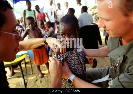 Les enfants dans l'orphelinat de soins infirmier de l'armée française par la vaccination. 300 000 réfugiés occupent Katali, camp de Goma au Zaïre. Banque D'Images