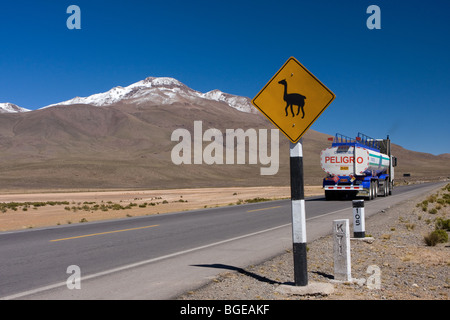 'Attention aux lamas' (vigognes en fait !) road panneau d'avertissement et de l'huile sur la route de haute altitude à travers les Andes, le Pérou, S.America Banque D'Images