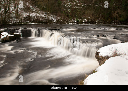 Aysgarth Upper falls, rivière Ure, Yorkshire du Nord en hiver Banque D'Images