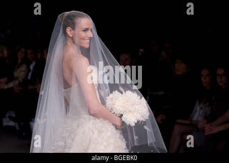 Robe de mariage montrer cased au LG Fashion Week 2009 Porter l'amour, le plus grand événement de mode annuel à Toronto, Canada Banque D'Images