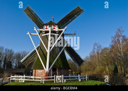 Moulin à vent traditionnel dans la province de Groningue, Pays-Bas Banque D'Images