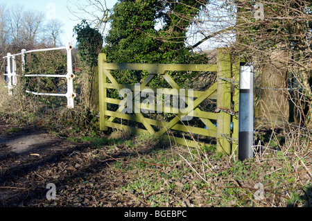 Bar en bois enchaînés cinq porte par un pont sur la rivière Itchen à cinq ponts Road, Winchester,Hhampshire Banque D'Images