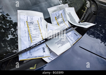 Bouclier du vent une voiture couverte d'amendes de stationnement stationnement suédois Banque D'Images