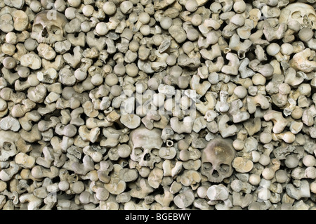 Des crânes humains entourés de longs os empilés dans l'ossuaire de St Leonards church, Hythe, dans le Kent, Angleterre Banque D'Images