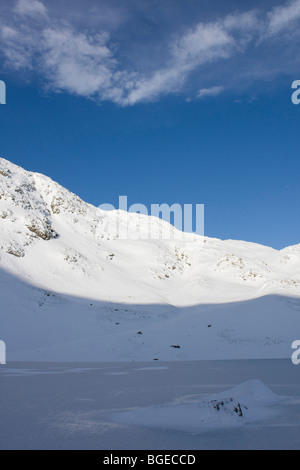 Vieil homme coniston lac gelé cumbria lake district hiver neige england uk go Banque D'Images