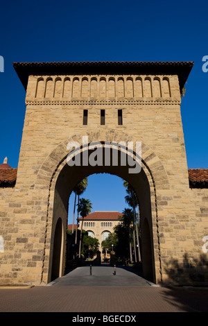 Entrée voûtée main quad sur une journée ensoleillée avec un ciel bleu lumineux, Stanford University, Stanford, Californie, États-Unis. Banque D'Images