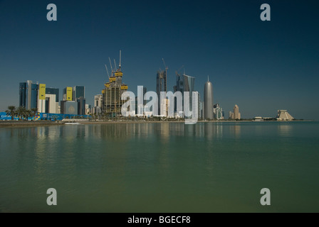 Paysage urbain sur le centre-ville de Doha, au Qatar, avec vue sur la mer en premier plan Banque D'Images